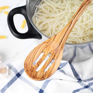 Cuchara ranurada de madera de olivo rústico Premium hecha a mano, utensilio ecológico duradero para uso en la cocina, para revolver y servir - Product Image 3