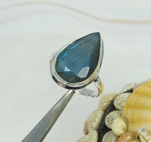 Bague élégante en argent sterling 925 faite à la main, pierre précieuse en forme de poire en Labradorite naturelle romantique à la mode, pierre de naissance de février - Product Image 1