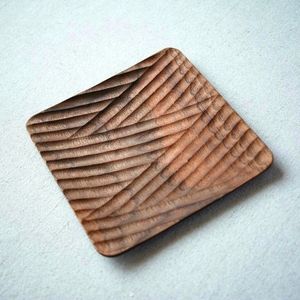Assiette en bois carrée sculptée tendance minimaliste Design géométrique en bois naturel Snack Dish Artisan Tray for Home Decor Dining - Product Image 1