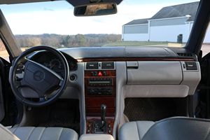 Mercedes-Benz E320 4Matic Wagon 1998 Usado, Sin Reserva, Azul Azure, Motor V6, Tracción en las Cuatro Ruedas, Asientos de Tercera Fila Orientados Hacia Atrás - Product Image 3