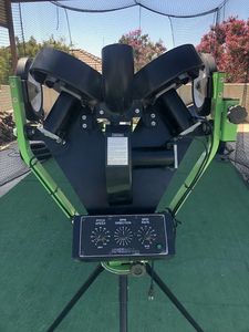 Nuevas Máquinas de Lanzamiento de Béisbol de 3 Ruedas X-L Spins Balls para Entrenamiento - Product Image 4