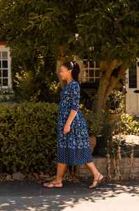 Nouvelle robe bohème Leyna pur coton bloc à la main imprimé marine blanc floral | Mode décontractée de vacances d'été éthique faite à la main - Product Image 3