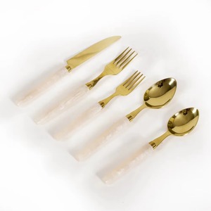 Vente chaude ensemble de couverts sans danger pour les aliments avec poignée en résine blanche pour la maison et l'hôtel vaisselle ensembles de couverts en argent miroir acier or - Product Image 6
