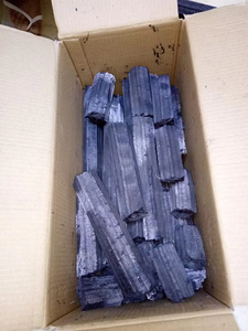 Briquettes de charbon de bois fabriquées à la machine Charbon noir à motif hexagonal en bois dur et bambou à faible teneur en frêne - Product Image 2