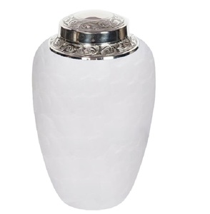 Urne funéraire décorative antique en métal de qualité supérieure à l'aspect blanc Urne commémorative durable avec design poli au prix de gros - Product Image 3