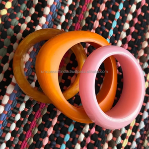 Brazaletes de Resina Sólida de Alta Calidad, Pulsera de Moda con Acabado Liso para Mujer, Venta al por Mayor - Product Image 1