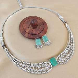 Collar de diamantes americano de calidad superior con hermosos pendientes Collar de desgaste mínimo Conjunto de collar elegante de tendencia Ropa de fiesta - Product Image 4