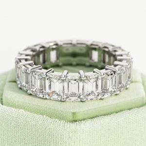 5.7 TCW Lab Grown Diamond Emerald Cut Eternity Band Bague d'éternité Bague de mariage à broches partagées Or blanc pour mariage - Product Image 5