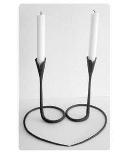 Candelabro de Metal de Dos Brazos de Color Dorado Hecho a Mano de la Mejor Calidad para Decoración Navideña del Hogar y la Oficina - Product Image 2