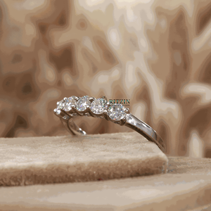 แหวนหมั้นทรงน่ารักประดับเพชรโมอิสซาไนต์ทรงกลมขนาด 4 มม. 5 เม็ด แบบฝังหนามเตย สำหรับผู้หญิง ทำจากทองคำขาว 10K สีโรสโกลด์ - Product Image 4