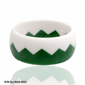 กำไลข้อมือเรซิ่นทำมือสองสี ดีไซน์เรขาคณิตทันสมัย ลายซิกแซก สีเขียวป่าและสีขาว เครื่องประดับสไตล์เรโทร - Product Image 1