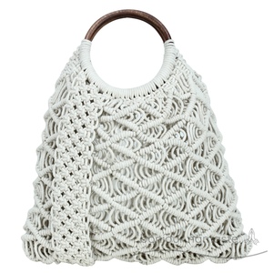 Borsa Tote in Macrame in tela bianca con manico in legno chiusura con cerniera sostenibile Boho Eco-Chic da viaggio uso quotidiano all'ingrosso accessori europa - Product Image 3