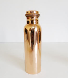 Nouvelle bouteille d'eau en cuivre au design martelé élégant à la mode Bouteille ayurvédique de 1000ml en cuivre pur Bouteilles d'eau personnalisées à vendre - Product Image 5