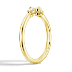 Bague en or 9 carats avec trois pierres en moissanite taille cœur et taille poire - Product Image 2