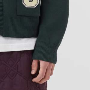 Suéteres de cárdigan con cuello en V de alta calidad de diseño personalizado para mujer Cierre de botón de punto Bordado Logo de la Universidad Griega Casual - Product Image 6