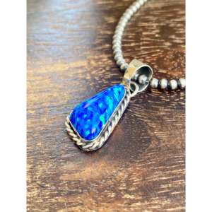Colgante Navajo Hecho a Mano con Ópalo Azul y Perla, Engaste de Diamantes, Baño de Rodio, Plata de Ley, Joyería con Patrón Numerado - Product Image 4