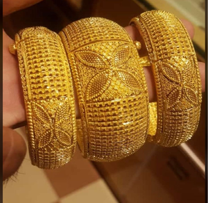 Bracelets en laiton au design majestueux de tête d'éléphant avec finition texturée. Disponible à prix de gros. - Product Image 4