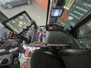 Tracteur agricole haute performance conçu pour une fiabilité énergétique accrue et des solutions agricoles avancées, disponible à la vente - Product Image 5