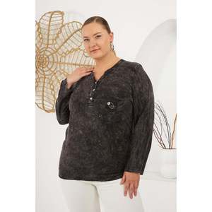 Blusa Lavada de Talla Grande con Detalle de Parche en el Cuello, Color Negro - Product Image 3