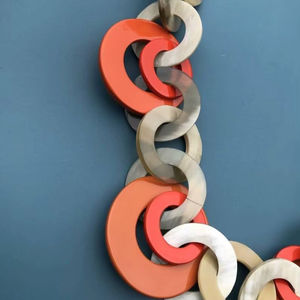 Collier de luxe en corne de buffle fait à la main, bijoux naturels et durables pour femmes, haute qualité - Product Image 1