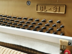 KAWAI BL31 Piano droit d'occasion japonais, son équilibré, qualité export, design raffiné - Product Image 6