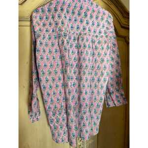 Chemisier rose pâle à motifs floraux imprimés à la main pour femme, coupe ample chic en popeline, col à volants, boutonné, taille XL – Idéal pour le bureau ou les soirées - Product Image 3