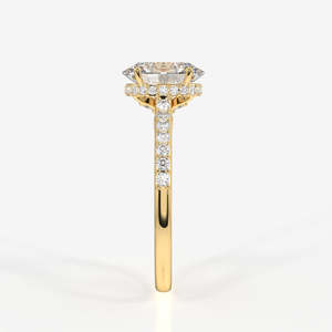 แหวนมอสซาไนต์ทรงรีแบบโอวัลคัท ประดับด้วยวงแหวนซ่อนรอบเพชร พร้อมทองคำ 18K ดีไซน์หรูหราและมีสไตล์ - Product Image 4