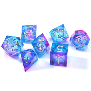 Juego de Dados de Resina de 7 Piezas con Núcleo Líquido Rosa y Azul, Diseño de Dragón y Masmorra - Product Image 2