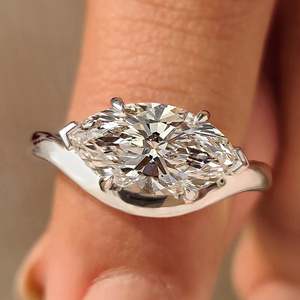 Anillo de compromiso de diamante solitario marquise cultivado en laboratorio, certificado IGI, color E, claridad VS, con dos puntas en V y cuatro puntas en garra. - Product Image 1