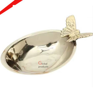 Beau plateau de service en métal de forme ovale fini doré avec motif papillon pour décor de table - Product Image 1