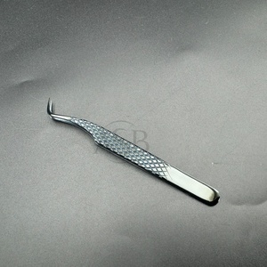 Pinzas de extensión de pestañas con logotipo personalizado de agarre fuerte de acero japonés sostenible de Plasma negro, pinzas de aislamiento probadas a mano - Product Image 5