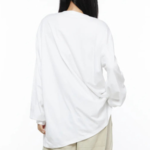 เสื้อยืดแขนยาวผู้หญิงทรงโอเวอร์ไซส์ลายกราฟิก เสื้อผ้าลำลองแนวสตรีทแวร์ เสื้อแขนยาว ผู้ผลิตเสื้อผ้าสั่งทำ ขายส่งจำนวนมาก - Product Image 2