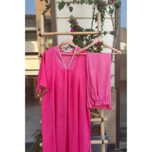 Ensemble Kaftan Bohème Rose Chaud pour Femmes, Élégant et Tendance pour les Vêtements Vogue - Product Image 1