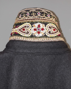 Chaqueta de mezcla de lana negra con un cuello de cuentas elaboradamente bordado, fabricada por la marca Champ King en Pakistán. - Product Image 4