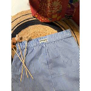 Pantaloni da donna a righe blu, a gamba dritta, in tessuto Oxford traspirante, a vita media, di tendenza, con motivo animalier, di tendenza su Pinterest - Product Image 1