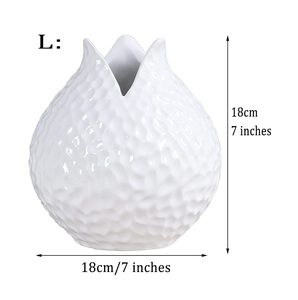 Vase à fleurs décoratif en métal pour la décoration de la maison ou du bureau Design contemporain Revêtement en poudre blanc fini - Product Image 1