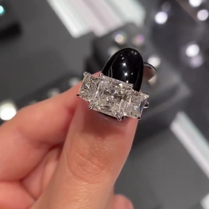 Anillo de Compromiso con Tres Piedras de Diamante de Laboratorio Princess de 6.00 Quilates con Certificación IGI - Product Image 1
