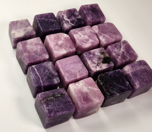 Cubes de lépidolite Offre Spéciale de meilleure qualité Cubes de pierres précieuses Qualité supérieure naturelle dégringolée Exportateur indien au produit feng Shui en gros - Product Image 1