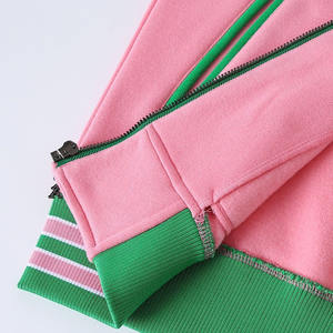 เสื้อแจ็คเก็ตบอมเบอร์แบบกลับด้านได้ สีชมพู/เขียว สำหรับผู้ชาย  พร้อมโลโก้ปักของชมรมนักศึกษา - Product Image 4