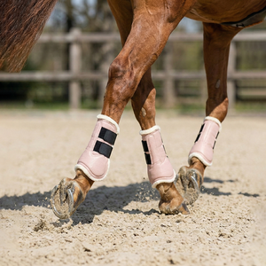Protège-tendons de cheval roses personnalisables avec garniture en fausse fourrure, rembourrage doux, confortables, respirants et protecteurs pour le sport - Product Image 2