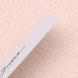 ป้ายแขวนกระดาษเคลือบสีขาวเป็นมิตรกับสิ่งแวดล้อมหรูหราพิมพ์โลโก้กำหนดรูปร่างขนาดได้เองสำหรับกระเป๋ารองเท้าเสื้อผ้า - Product Image 3