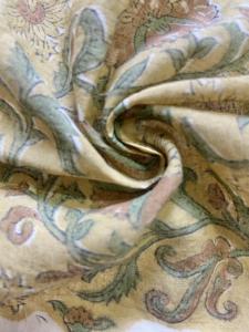 ผ้าฝ้ายพิมพ์ลายด้วยมือ ลายดอกไม้แนววินเทจ บนพื้นสีมัสตาร์ด - Product Image 2