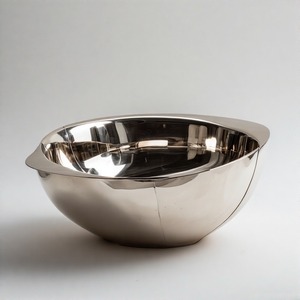 Elégant bol à fruits en métal bicolore noir mat et or brossé, avec des couches à plusieurs niveaux et une silhouette moderne et nette - Product Image 4