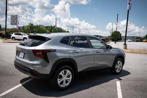 Chevrolet Trax LS FWD 2024 Usado en Buen Estado, Sin Accidentes, Conducción Izquierda/Derecha - Product Image 2