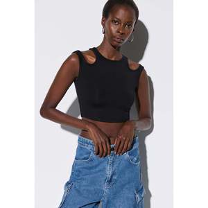 Top court noir à épaules dénudées, vêtement décontracté de longueur courte avec logo sur le devant - Product Image 2