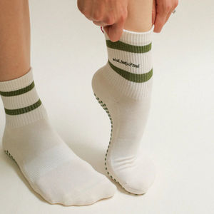 ODM Chaussettes Pilates Grip personnalisées Chaussettes en coton antidérapantes pour femmes Chaussettes VN antidérapantes avec logo personnalisé et étiquettes Fabricant de chaussettes Yoga Dance - Product Image 5