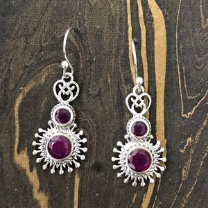 Pendientes Colgantes de Rubí Chapados en Oro Vintage, Lindos Pendientes con Colgante de Flor, Perla y Diamante para Bodas y Ocasiones Cristianas (5.7 Gramos) - Product Image 1