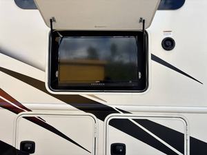 Autocaravana Usada T-h-o-r F-r-e-e-d-o-m T-r-a-v-e-l-e-r A32 2022, Tipo Camping Cruiser, Euro 6, para 4-6 Personas, Una Habitación, con Camper en el Techo - Product Image 4