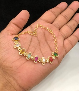 Belle conception fantaisie finition or avec pierres CZ Look Bracelet pour femmes filles Bracelet à breloques royales en laiton pour les femmes - Product Image 2