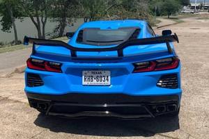 Chevrolet Corvette Stingray Coupé 2024 d'occasion, sièges en cuir foncé à gauche, toit ouvrant panoramique, supercar moderne de fabrication précise - Product Image 4